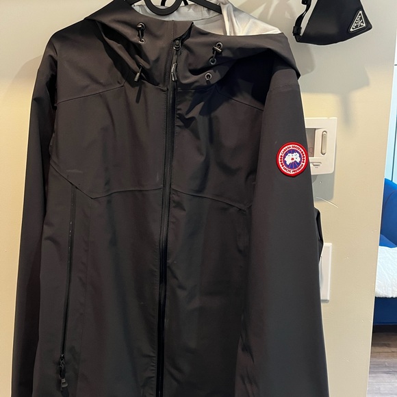Men’s Canada Goose Rain Jacket - New Condition (Size L) - Picture 11 of 11